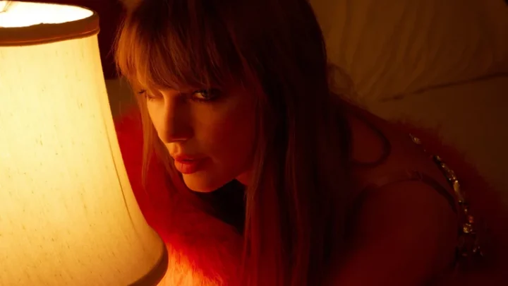 Taylor Swift alcança marca histórica na Billboard 200; Drake e Beatles também se destacam