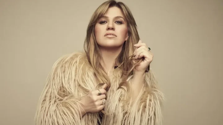 Kelly Clarkson critica loja de Nova York após relatar tratamento semelhante a “Uma Linda Mulher”