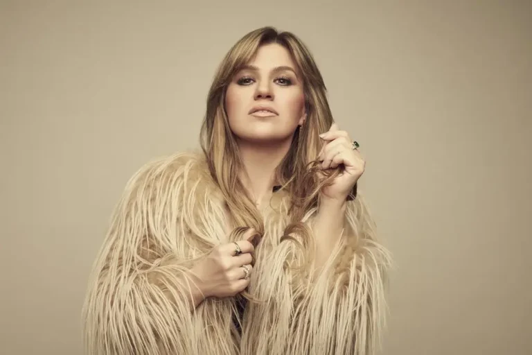 Kelly Clarkson critica loja de Nova York após relatar tratamento semelhante a “Uma Linda Mulher”